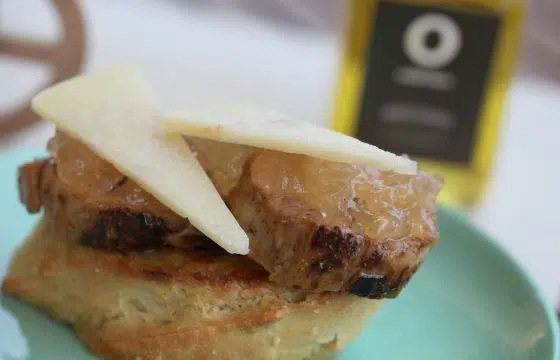 Tartine de filet mignon à l´oignon caramélizé et au fromage