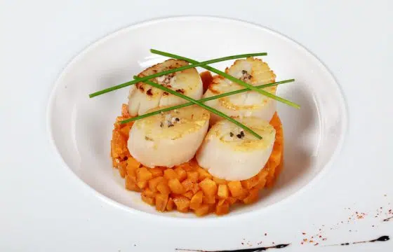 Coquilles Saint-Jacques avec de la mangue