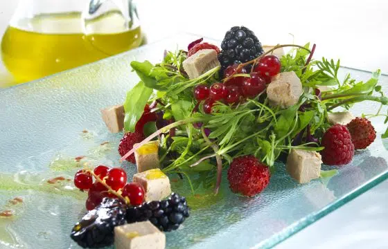 Salade au foie mi-cuit et aux fruits des bois