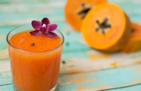 Smoothie mangue, la papaye et la carotte