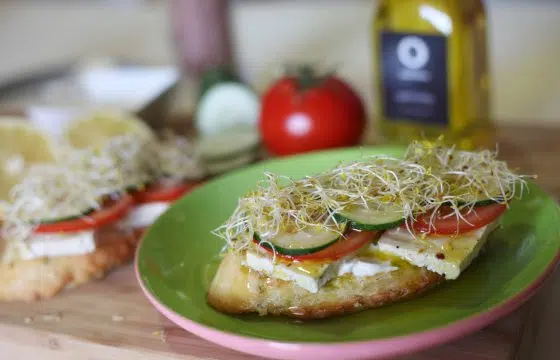 Toast au tofu et crudites